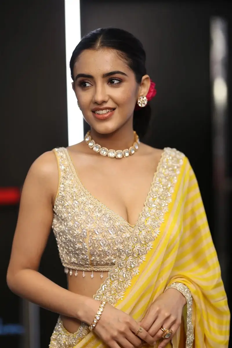 TELUGU ACTRESS MALVIKA SHARMA IN YELLOW SAREE SLEEVELESS BLOUSE 7